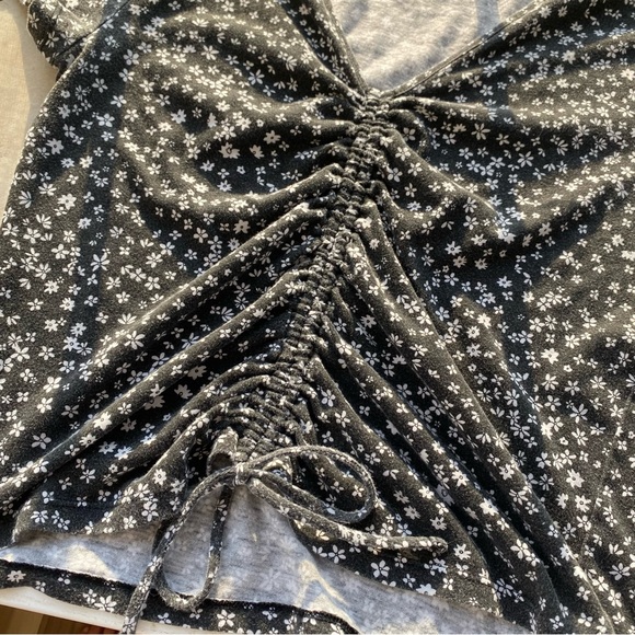 Arizona Jeans Co. Black w White Flowers Crop Top Gather Front Drawstring size L - Picture 4 of 8
